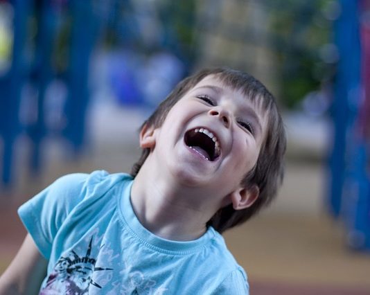 Le rire « provoqué » a davantage de bénéfices sur la santé que le rire spontané rire-rigolotherapie-sante