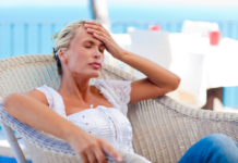 Migraine : 4 plantes reconnues (scientifiquement) comme efficaces Femme_se_tenant_la_tête_migraine